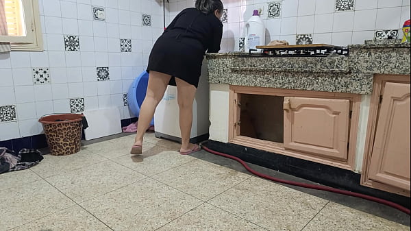 I asked the washing machine repairman to fix the washing machine, and when he came to my house, he fucked me hard and left my pussy full of cum